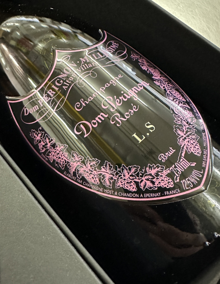 Dom Pérignon Vintage 2009 Rosé Giftbox & Bouteille personnalisés avec gravures sur boucliers en métal - 75 cl