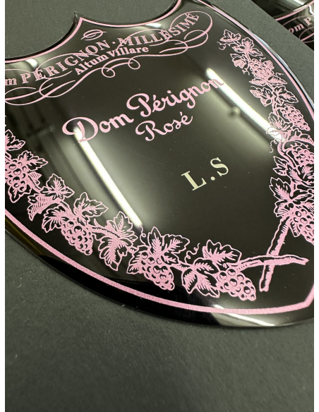 Dom Pérignon Vintage 2009 Rosé Giftbox & Bouteille personnalisés avec gravures sur boucliers en métal - 75 cl