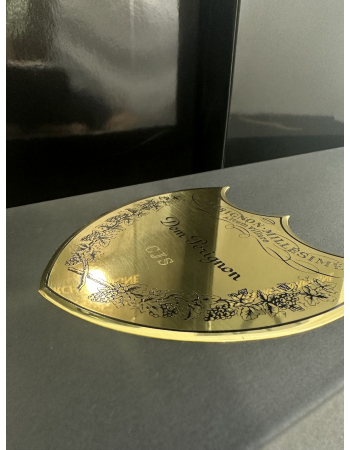 Dom Pérignon 2015 Giftbox personnalisé avec gravure sur bouclier en métal - 75 cl 2